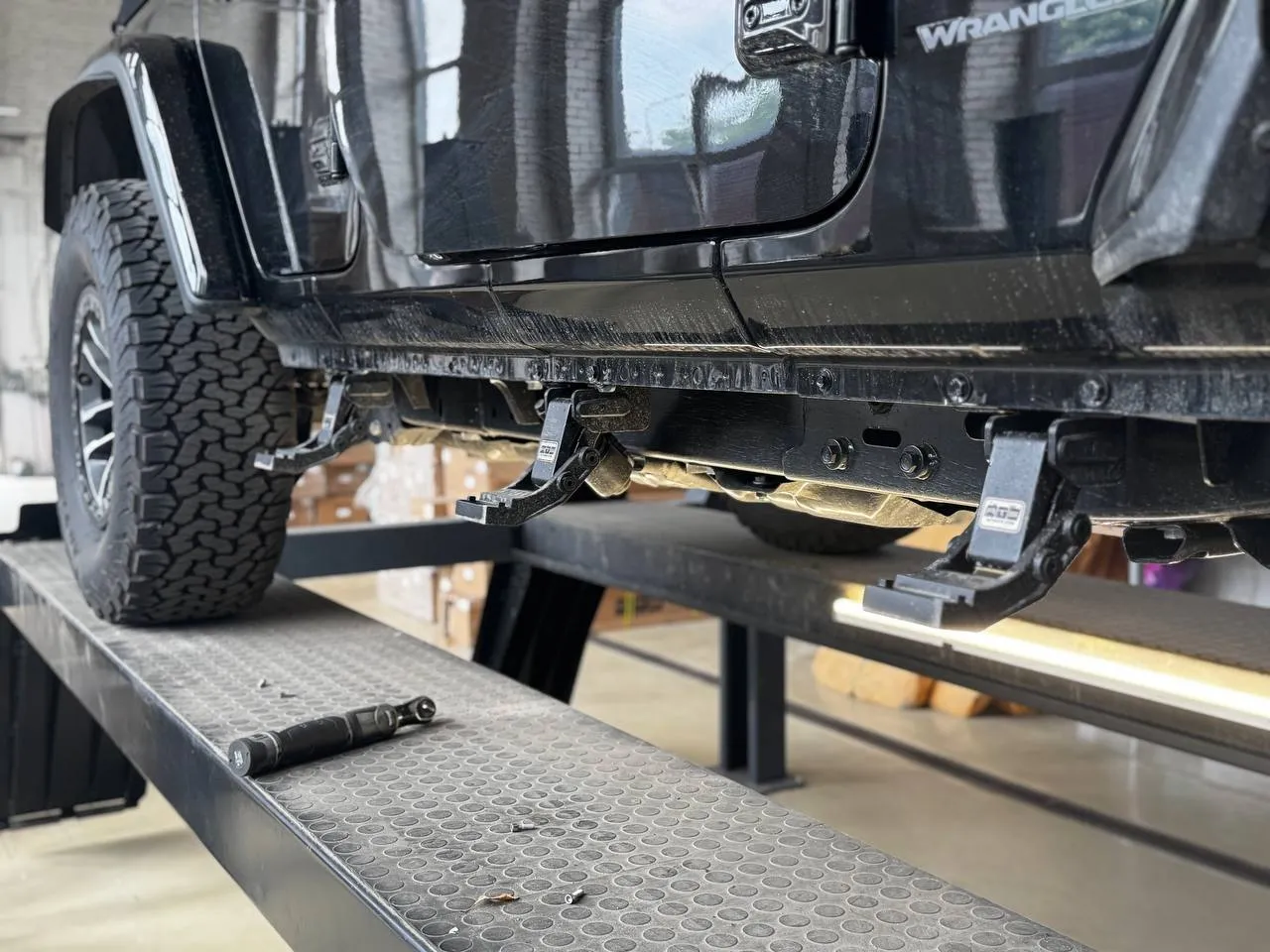 Снятие панели (ступени) при проведении ТО на автомобиле Jeep Wrangler Rubicon. Предстоит полный разбор и смазка кронштейнов электрических порогов, покраска ступени.