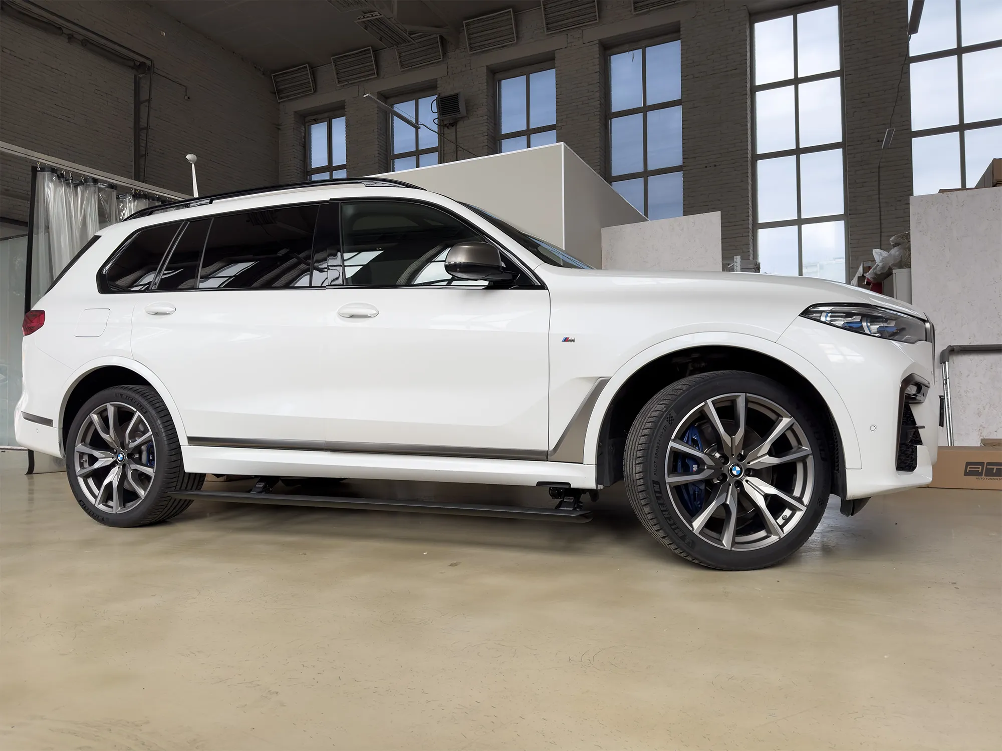 Электрические выдвижные пороги ATS на BMW X7