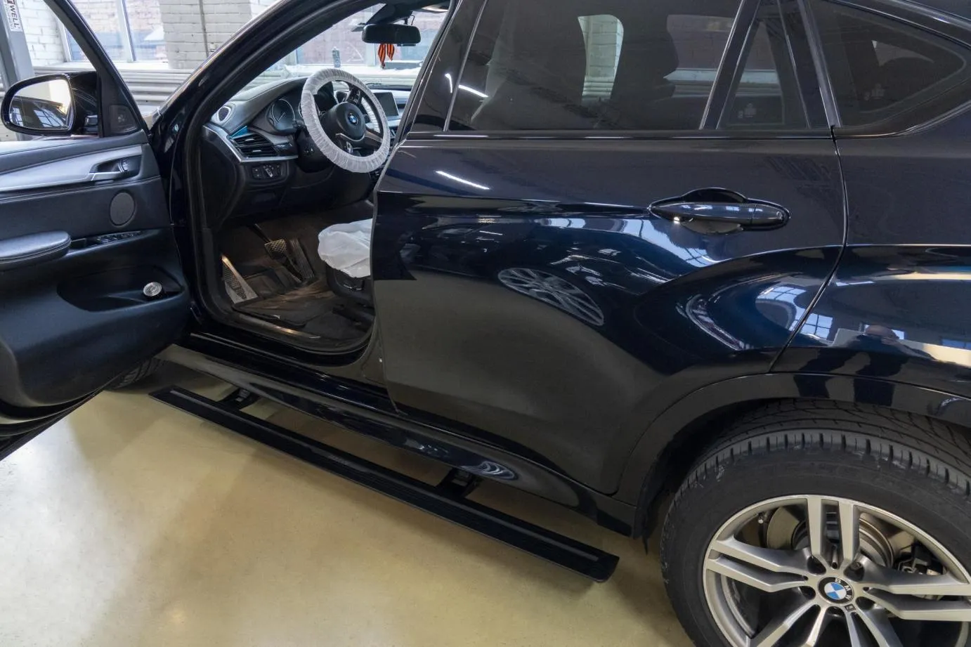 Электрические выдвижные пороги ATS на BMW X6