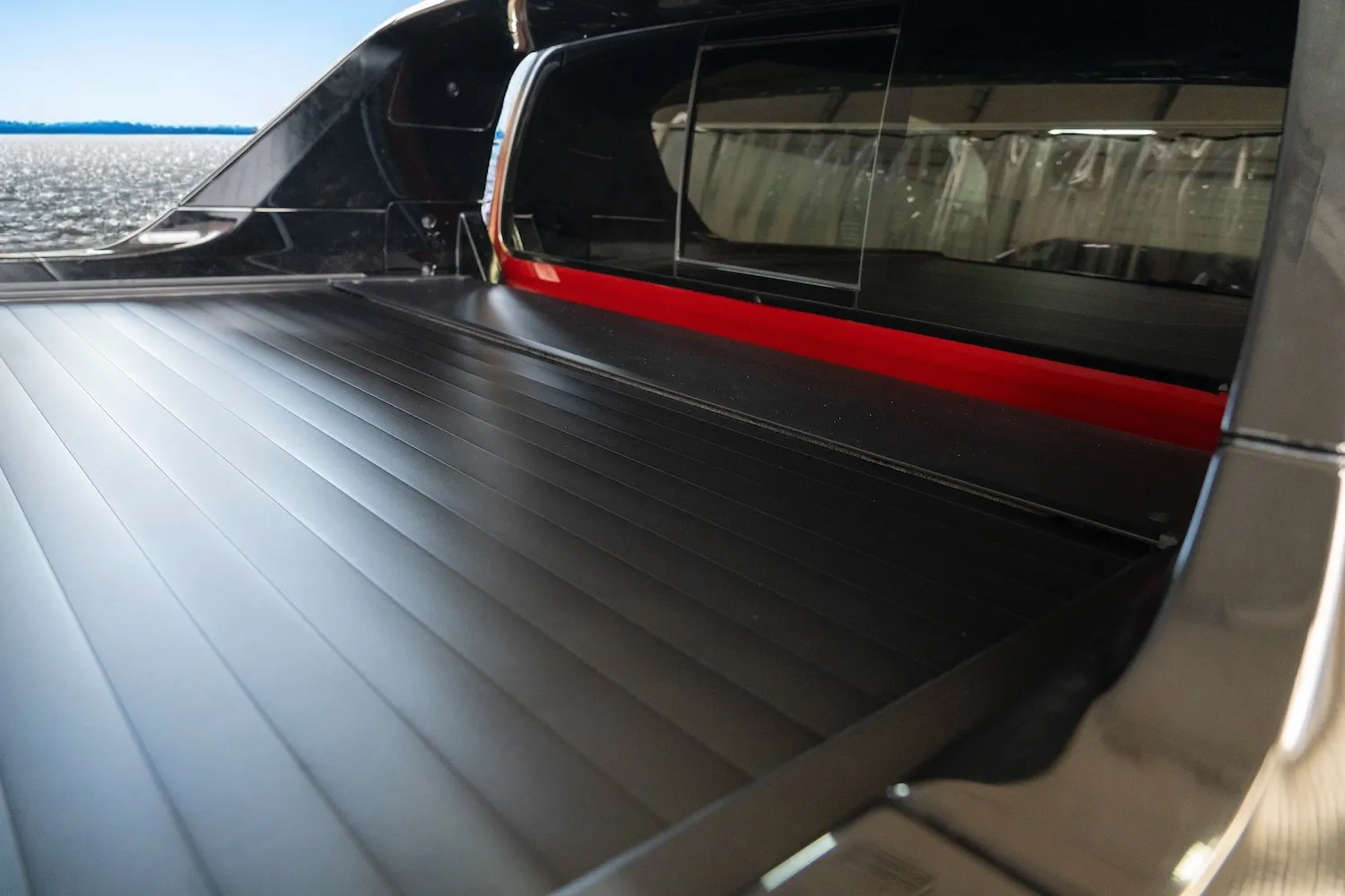 механическая крышка кузова Toyota Hilux Revo от Bestwyl