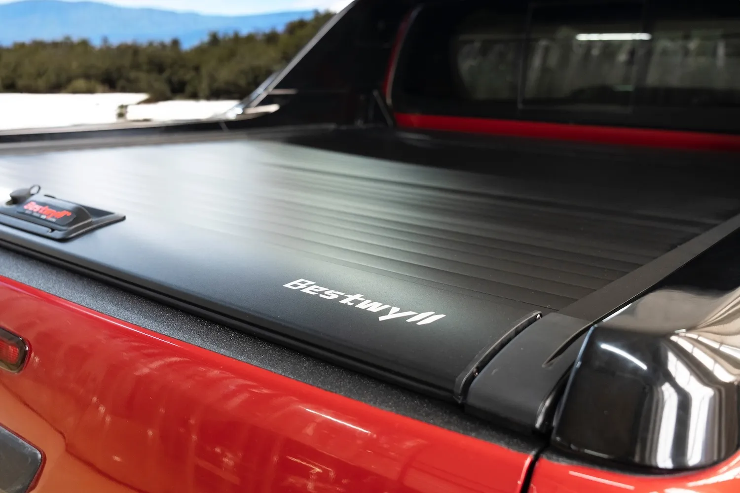 механическая крышка кузова Toyota Hilux Revo от Bestwyl