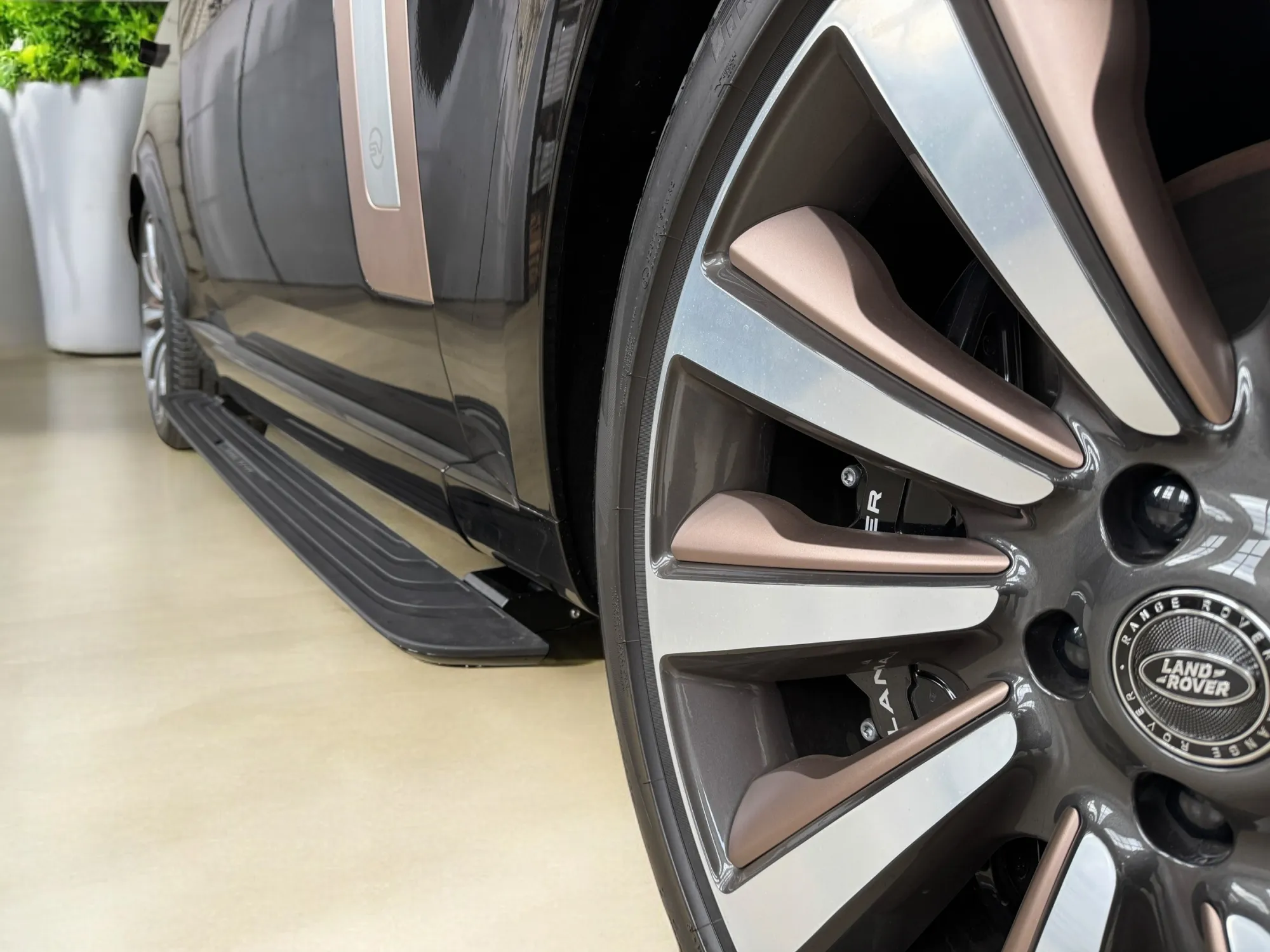 Оригинальные пороги Range Rover L460