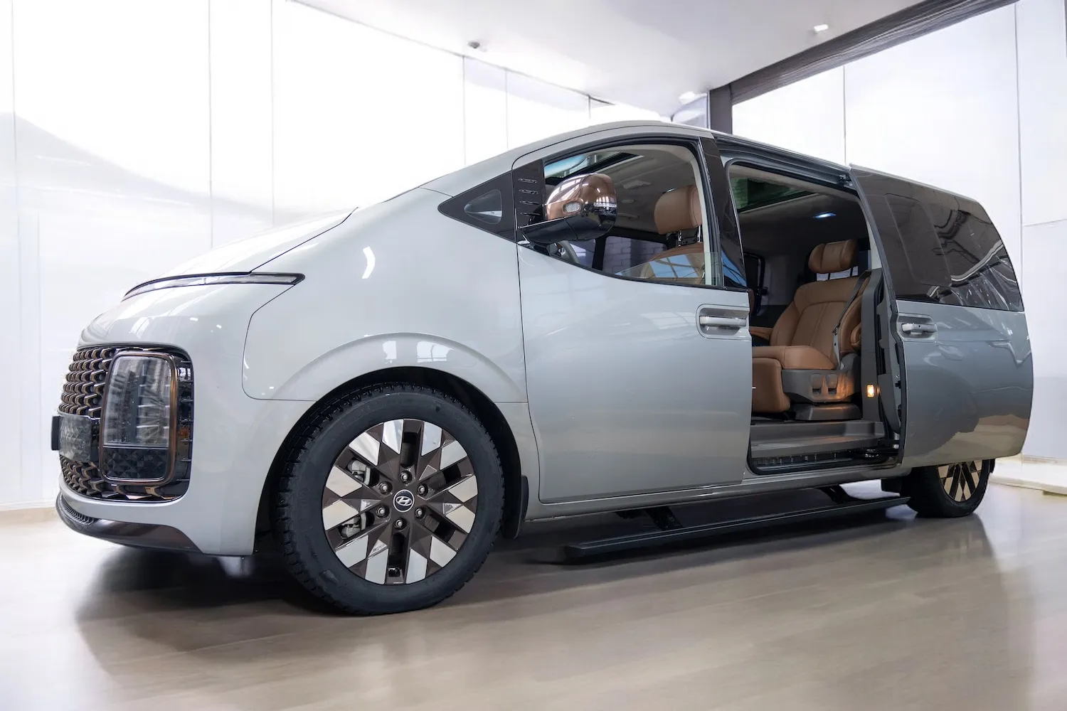 Доводчики дверей Hyundai Staria