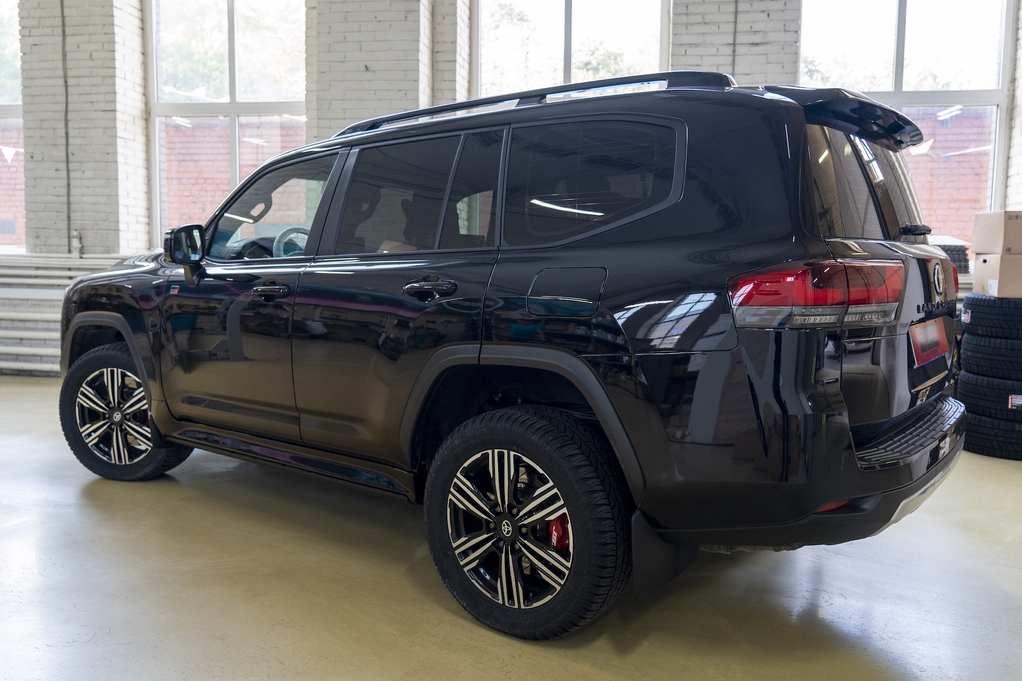 Электрические выдвижные пороги ats для Toyota Land Cruiser 300