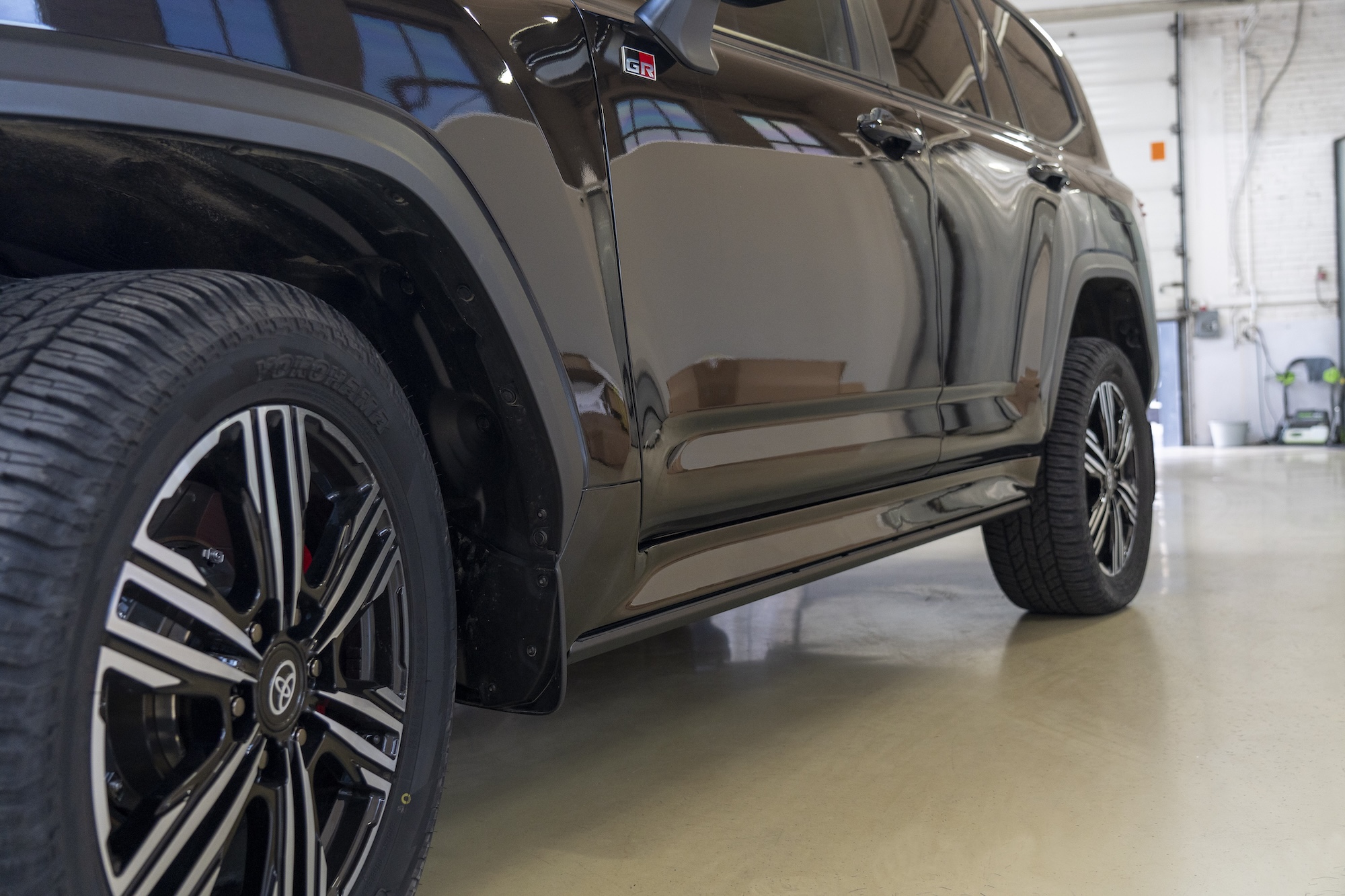 Электрические выдвижные пороги ats для Toyota Land Cruiser 300