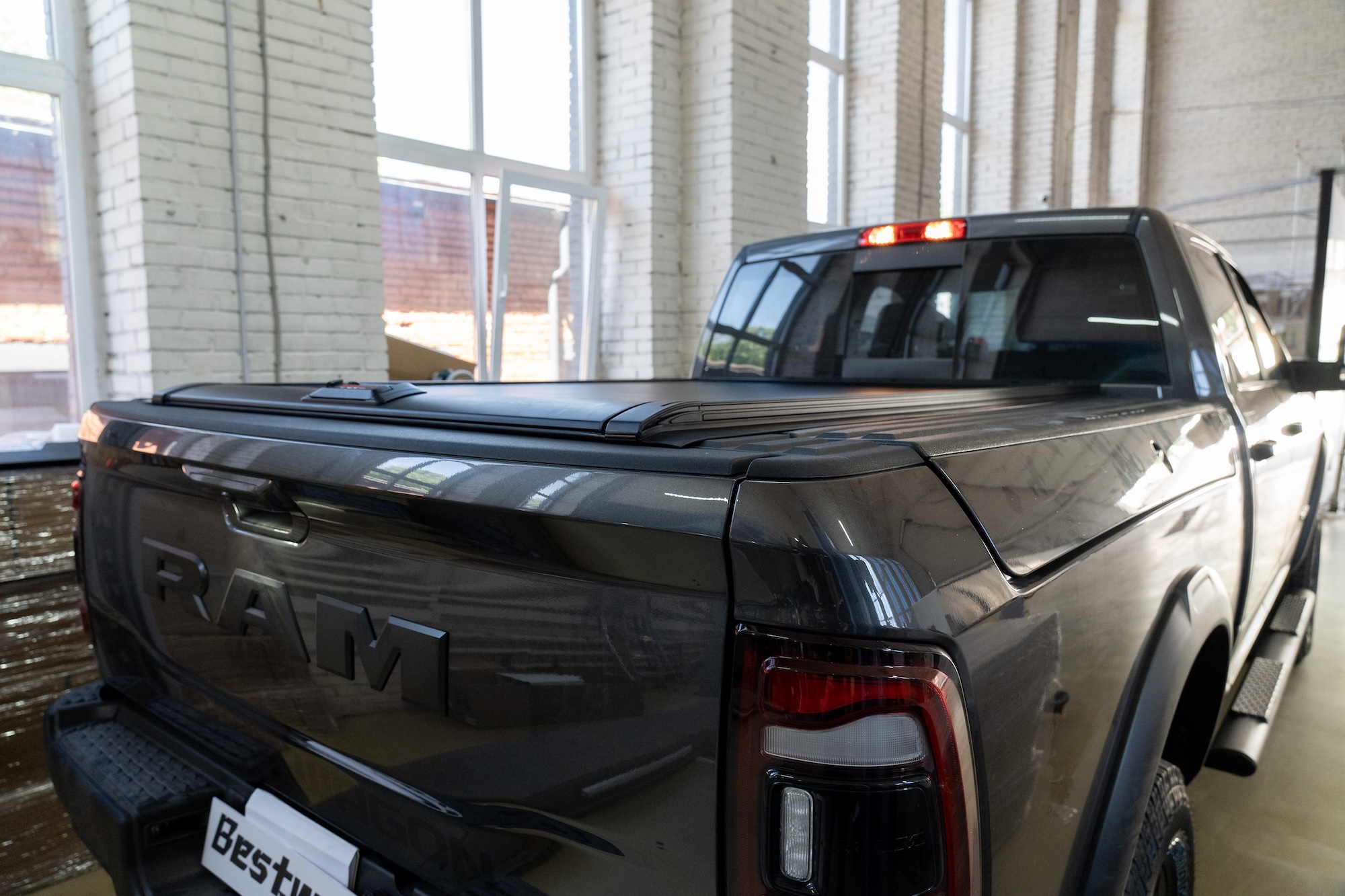 Механическая крышка кузова Dodge Ram 2500