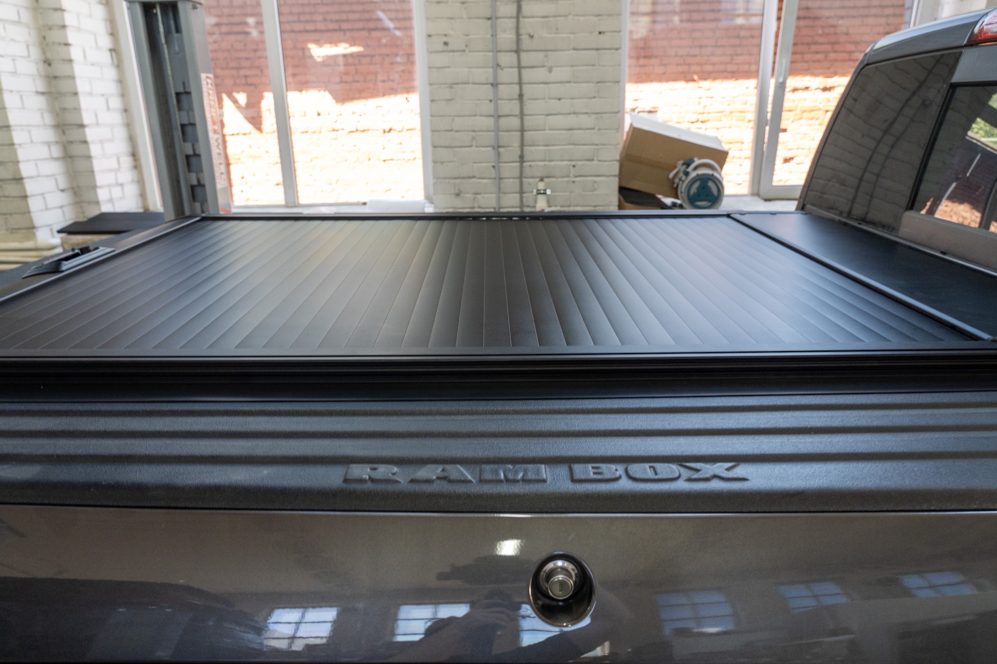 Механическая крышка кузова Dodge Ram 2500