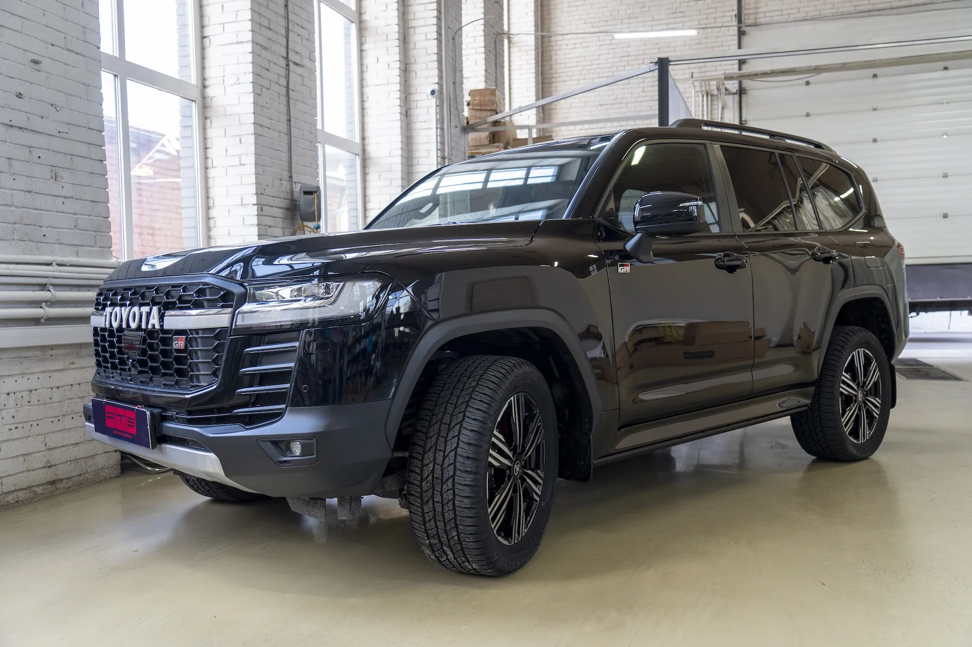 Доводчики дверей Toyota Land Cruiser 300