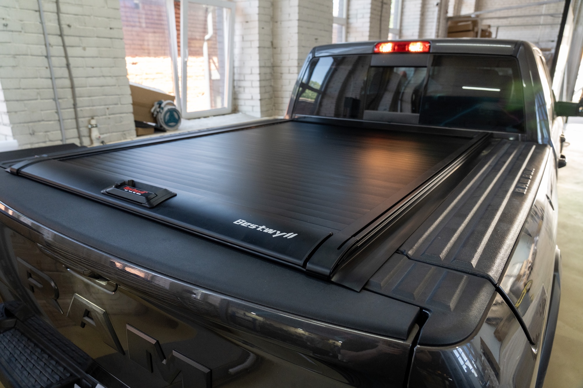 Механическая крышка кузова Dodge Ram 2500